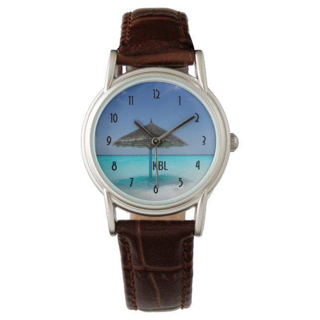Landschaftlicher tropischer Strand mit Strohschirm Armbanduhr (Vorderseite)