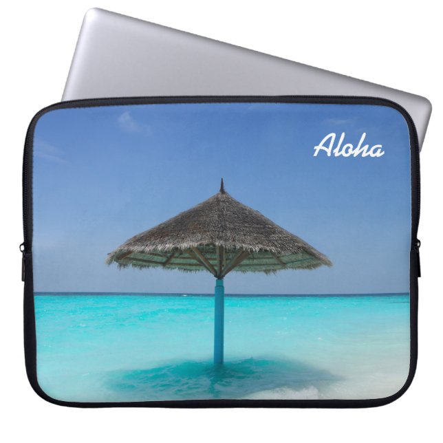 Landschaftlicher tropischer Strand mit Strohschirm Laptopschutzhülle (Vorderseite)