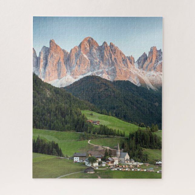 Landschaftliches Alpendorf Dolomiten Berge (Vertikal)