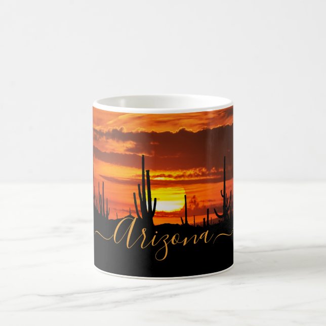 Landschaftliches Arizona Saguaros bei Sonnenunterg Kaffeetasse (Mittel)