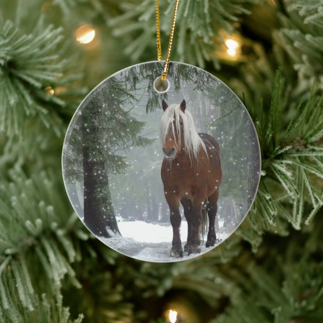 Landschaftliches Braunes Pferd in einem Winterwald Keramik Ornament (Baum)