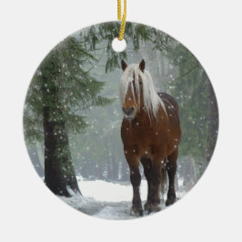 Landschaftliches Braunes Pferd in einem Winterwald Keramik Ornament