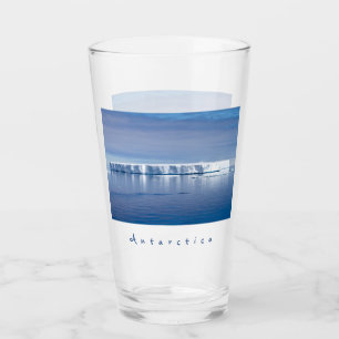 Landschaftliches Foto der Antarktis mit weißem Tex Glas