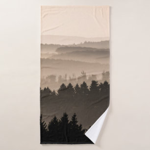 Landschaftliches Foto der Waldhügel Badehandtuch