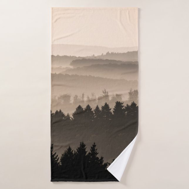 Landschaftliches Foto der Waldhügel Badehandtuch (Badehandtuch)