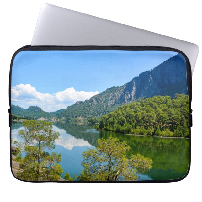 Landschaftliches Foto zur Reflexion über den See Laptopschutzhülle (Vorderseite)