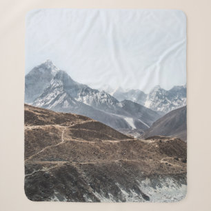 LANDSCHAFTSAUFNAHME VON BERGEN UNTER WEISSEN WOLKE SHERPADECKE