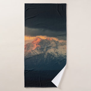 LANDSCHAFTSFOTOGRAFIE DER SCHNEEBERGE UNTER NIMB BADEHANDTUCH