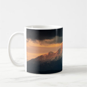 LANDSCHAFTSFOTOGRAFIE DER SCHNEEBERGE UNTER NIMB KAFFEETASSE