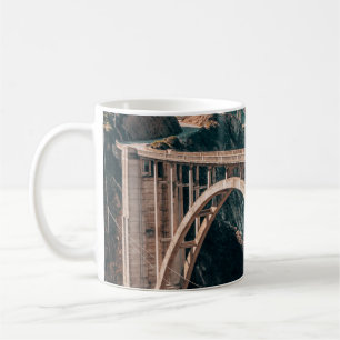 LANDSCHAFTSFOTOGRAFIE EINER GRAUEN BETONBRÜCKE KAFFEETASSE