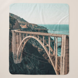 LANDSCHAFTSFOTOGRAFIE EINER GRAUEN BETONBRÜCKE SHERPADECKE