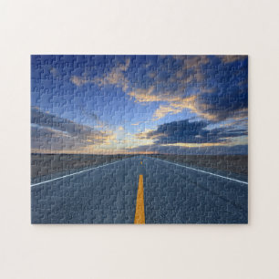 Landstraße am Sonnenaufgang-Tag