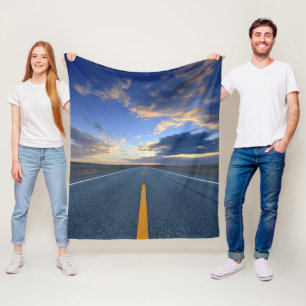 Landstraße am Sonnenaufgang-Tag Fleecedecke
