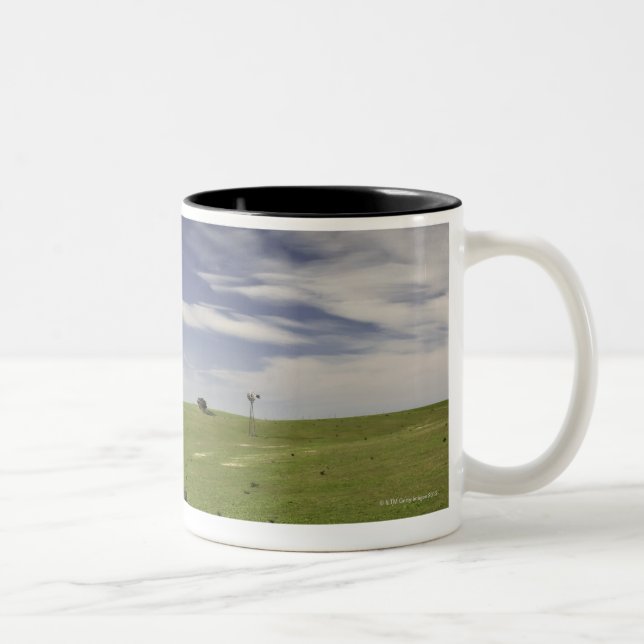 Landstraße, die zwischen Weizenfeldern twining Zweifarbige Tasse (Rechts)