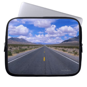 Landstraße durch Death Valley, Kalifornien Laptopschutzhülle