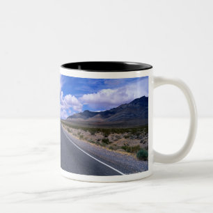 Landstraße durch Death Valley, Kalifornien Zweifarbige Tasse