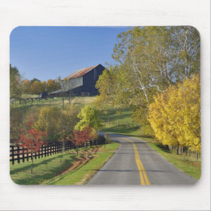 Landstraße durch die Region Bluegrass in Kentucky Mousepad