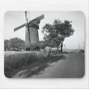 Landstraße und traditionelle Windmühle Mousepad