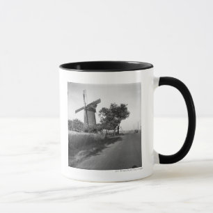 Landstraße und traditionelle Windmühle Tasse