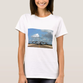 Landung von militärischem Flugzeug T-Shirt