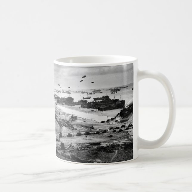 Landungs-Schiffe, die an Land Fracht auf Kaffeetasse (Rechts)