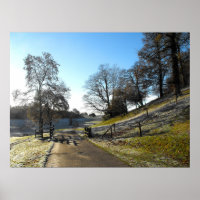 Landweg in einer frostigen Landschaft