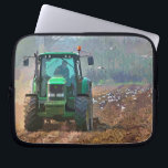 LANDWIRTSCHAFT LAPTOPSCHUTZHÜLLE<br><div class="desc">Vorbereitung auf die nächste Ernte. Der Traktor pflügt (pflügt) das Feld,  und Wildvögel suchen nach Nahrung im frisch gedrehten Boden. Watercolor England.</div>