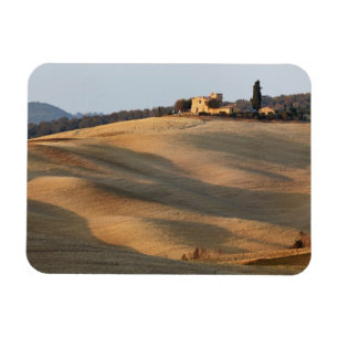 Landwirtschaftliches Feld bei Sonnenuntergang, Val Magnet