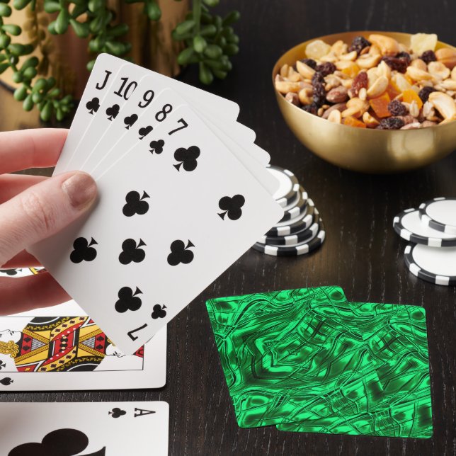 Lang gekrümmte Linien, die Stern auf grünen metall Spielkarten (In Situ)