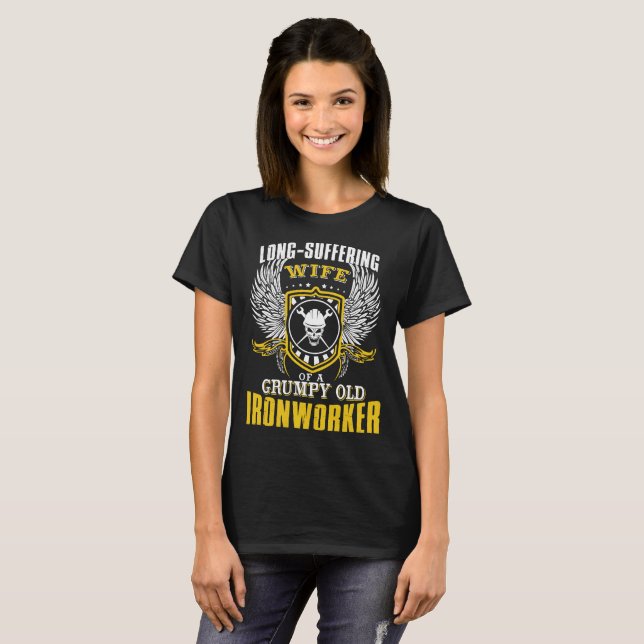 Lang leidende Ehefrau eines schmutzigen alten Iron T-Shirt (Vorne ganz)