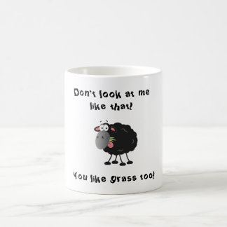 Lange verlorenes Lamm: Gras isst schwarzes Schaf Kaffeetasse