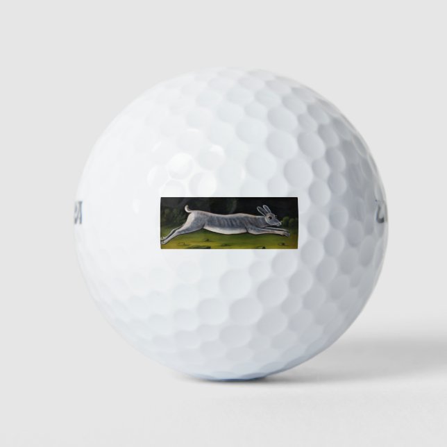 Langes graues Kaninchen springt über Felder Golfball (Vorderseite)