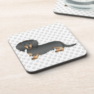 Langhaar-Dachshund-Cartroon-Hund mit schwarzem und Getränkeuntersetzer