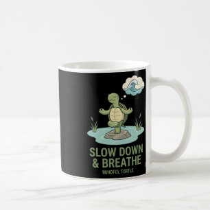 Langsam atmen, achtsame Schildkröten-Yogahaltung A Kaffeetasse