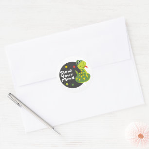 Langsam denken Kawaii lustige grüne Schlange Runder Aufkleber