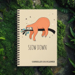 Langsam - Funny Sloth Planer<br><div class="desc">Slow Down Sloth Planner - Wenn Ihr heuer planen wollt, die Rose zu verlangsamen und zu riechen, ist dies Ihr Planer! Machen Sie es sich leicht, aber nicht so einfach vergessen Sie Ihre wichtigen Termine. Mit diesem schlampigen Planer bleibe Chill und auf alles. Aber sie sind nicht langsam bei der...</div>