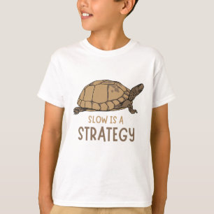 Langsam ist eine Strategie – Minimales Zitatdesign T-Shirt