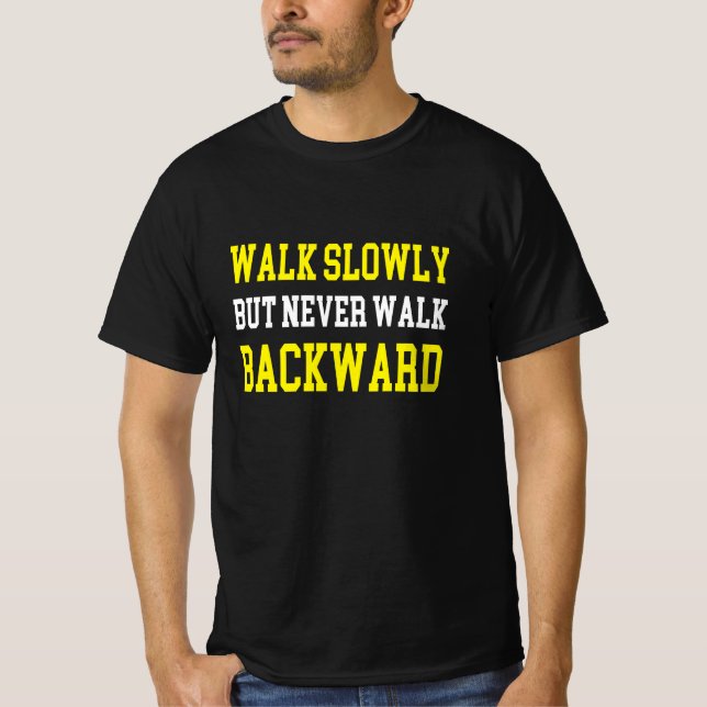 Langsam laufen, aber nie rückwärts laufen T-Shirt (Vorderseite)