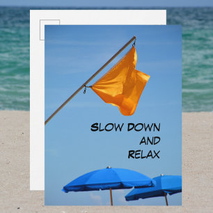 Langsam werden und Strandurlaub-Schirm & Flagge Postkarte