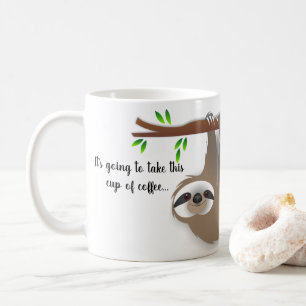 Langsame Trägheit, die an einem Baumast hängt Kaffeetasse