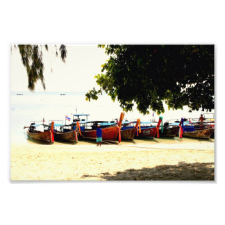 Langschwanzboote auf Hong Island, Thailand Print Fotodruck