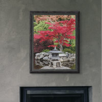 Lantern im japanischen Garten und Rote Blätter glä