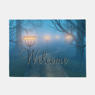 Lanterne dans le tapis de brouillard de porte
