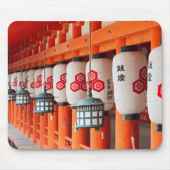 Lanterns inside Itsukushima Shrine Mousepad (Vorne)
