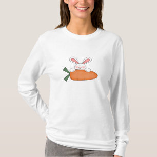 Lapin avec le T-shirt de carotte