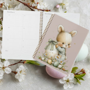 Lapin bébé mignon en pyjama avec un œuf de Pâques