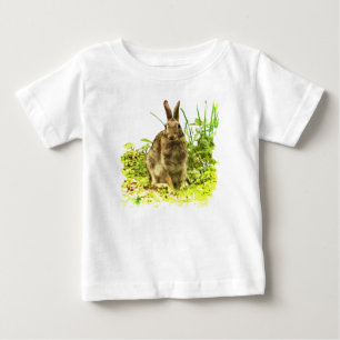 Lapin Brown en T-shirt bébé en herbe verte