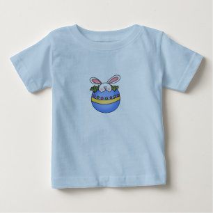 Lapin dans le T-shirt bleu de Pâques d'oeufs