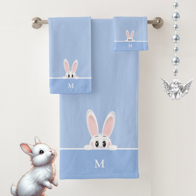 Lapin mignon & monogramme sur bleu clair (Créateur téléchargé)