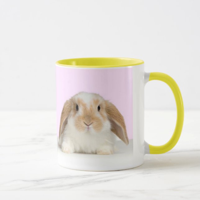 Lapin mignon sur une tasse jaune-bordée (Droite)